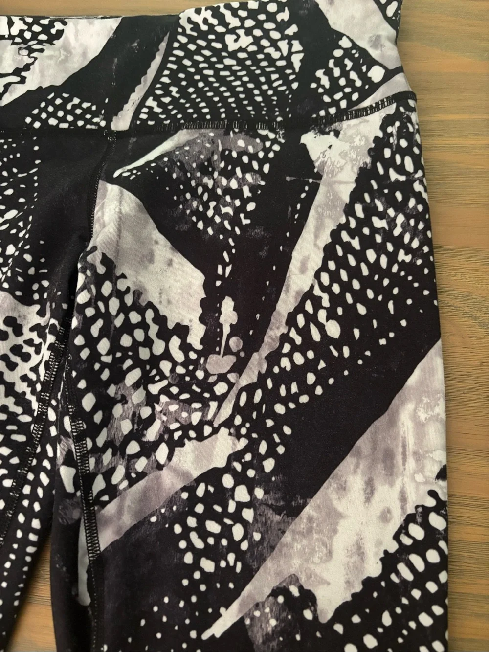 Lululemon Size 10 Black White Abstract Print Cropped Capri Leggings
